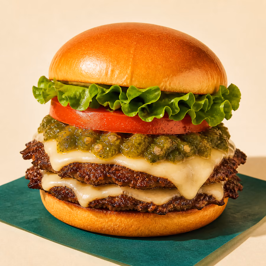 Poblano-Burger: Doppel-Smash mit geschmolzenem Monterey Jack, gerösteter grüner Salsa verde, Tomate und Blattsalat im getoasteten Brioche-Bun